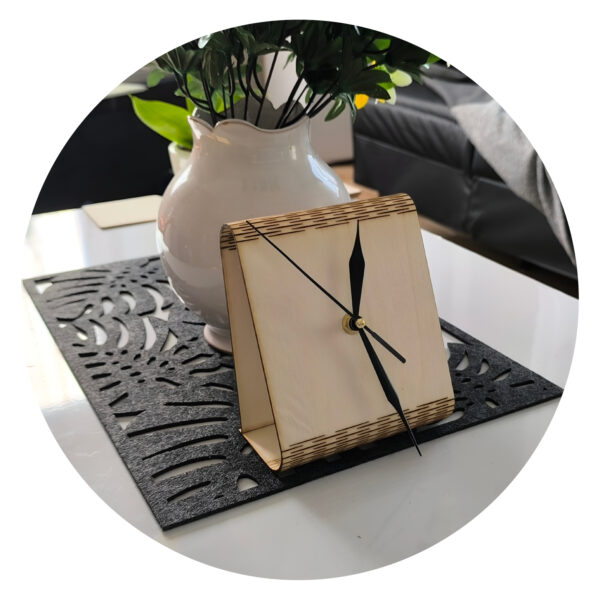 hajlított asztali óra-üres